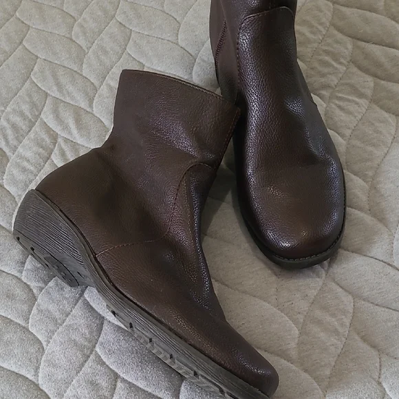 AEROSOLES Dark Brown Ankle Boots - Picture 2 of 3